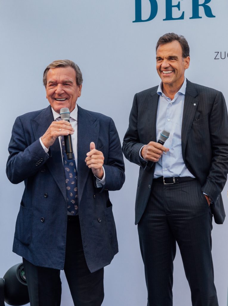 Gerhard Schröder beim Sommerfest der Gröner Group zugunsten des Wirtschaft kann Kinder e. V.: 200.000 EUR für den Safe-Hub der Oliver Kahn Stiftung und AMANDLA