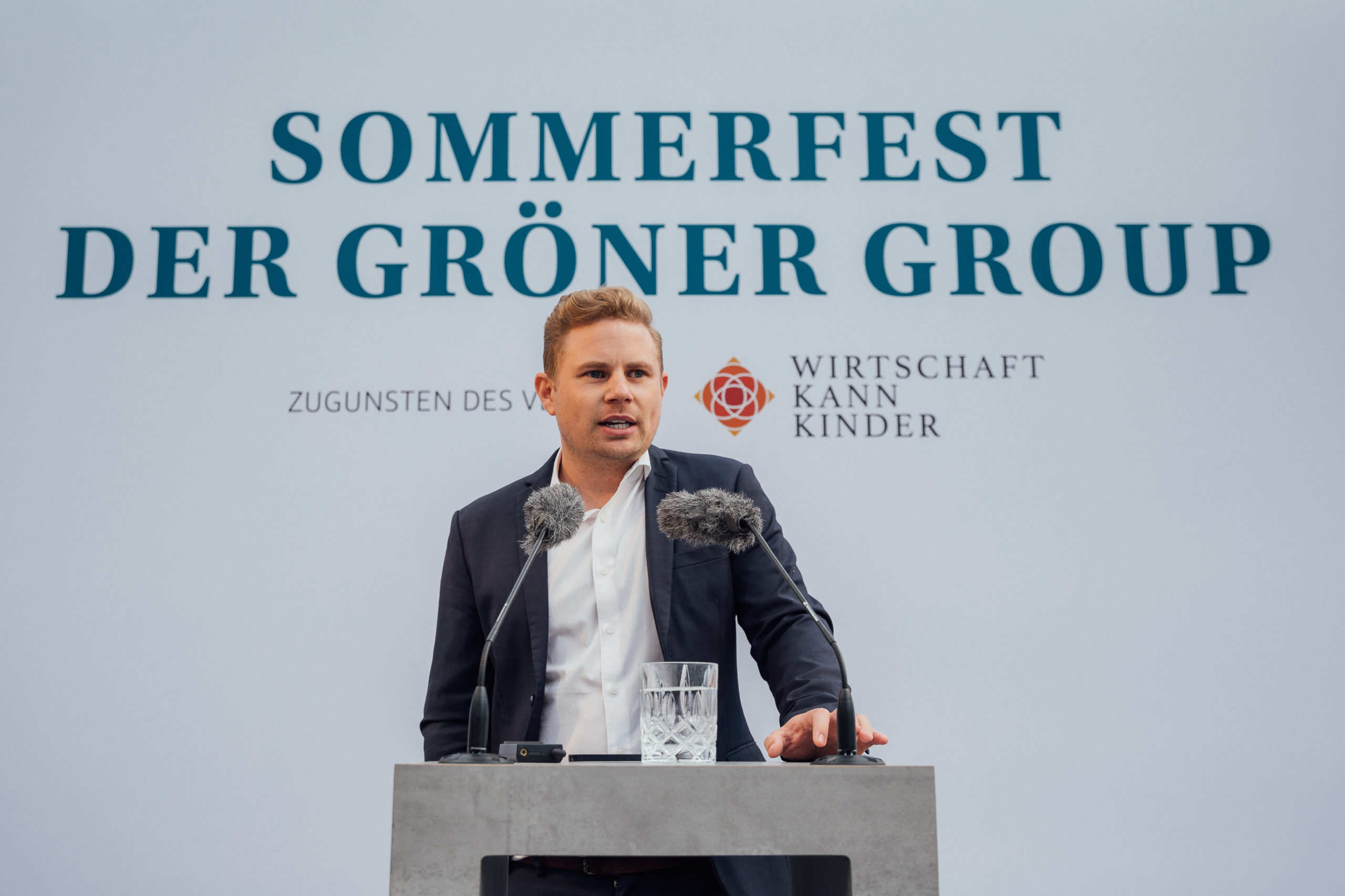 Gerhard Schröder beim Sommerfest der Gröner Group zugunsten des Wirtschaft kann Kinder e. V.: 200.000 EUR für den Safe-Hub der Oliver Kahn Stiftung und AMANDLA